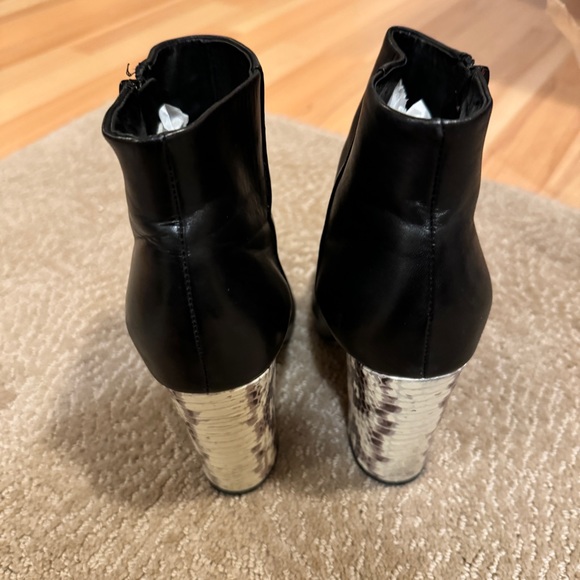 Maiden Lane | Black leather ankle bootie - Picture 5 of 5